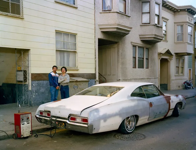 Мужчины заряжают аккумулятор, Мосс-стрит, 1982 год