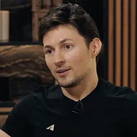 Два стула, «пацанские» цитаты и «одетый» Павел Дуров: в соцсетях делятся мемами об интервью основателя Telegram Такеру Карлсону
