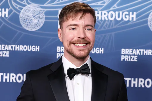 MrBeast выпустит остросюжетный роман с соавторстве с автором бестселлеров Джеймсом Паттерсоном MrBeast выпустит остросюжетный роман с соавторстве с автором бестселлеров Джеймсом Паттерсоном