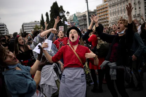 Демонстрация напротив здания парламента в Афинах, Греция