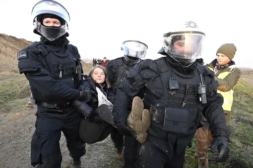 Фото дня: немецкая полиция уносит Грету Тунберг с акции против добычи угля