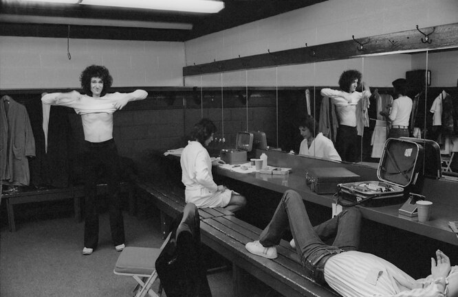 Бэкстедж перед концертом во время американского тура, январь 1977 года. British rock band Queen, backstage during the band's US tour, January 1977. КРЕДИТ Michael Ochs Archives/Getty Images