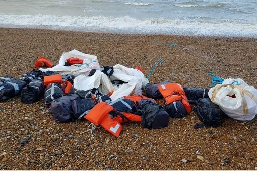 На пляж в Великобритании выбросило почти тонну кокаина