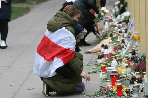В Беларуси прошла акция памяти погибшего Романа Бондаренко. Силовики задержали более тысячи человек и применили слезоточивый газ