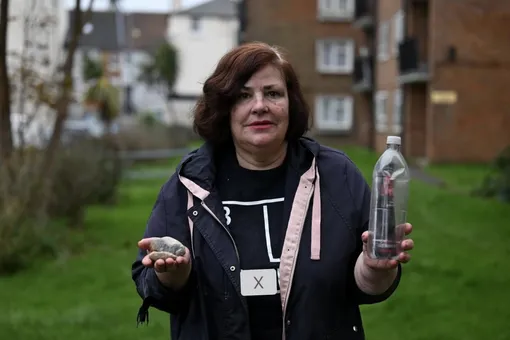 Британка, которая несколько лет отправляла послания в бутылке в поисках любви, получила ответ, разбивший ее сердце