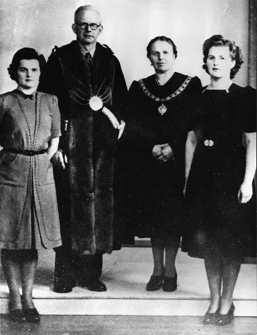 Маргарет Тэтчер с семьей, 1945 год
