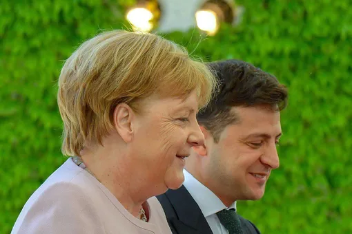 «Она стояла рядом со мной и была в полной безопасности»: Меркель почувствовала себя плохо во время встречи с Зеленским