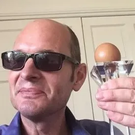 Англичанин купил на аукционе идеально круглое куриное яйцо. За него он заплатил £150 