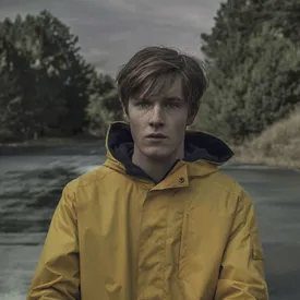 На Netflix вышел сериал «Тьма». Его называют европейской версией «Очень странных дел» На Netflix вышел сериал «Тьма». Его называют европейской версией «Очень странных дел»