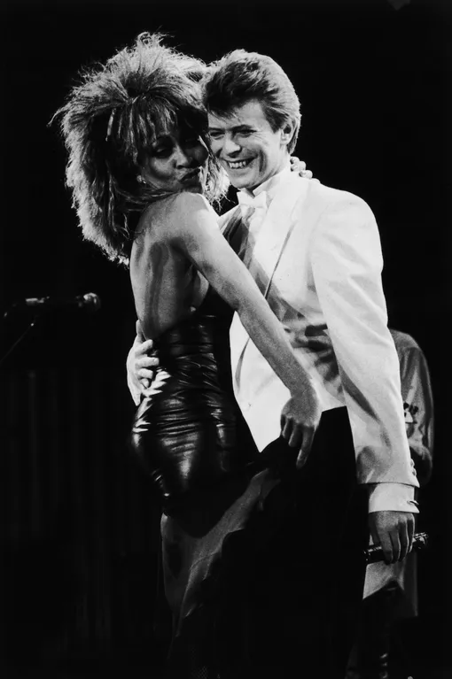 Дэвид Боуи и Тина Тернер выступают в Национальном выставочном центре Бирмингема, 1985 год