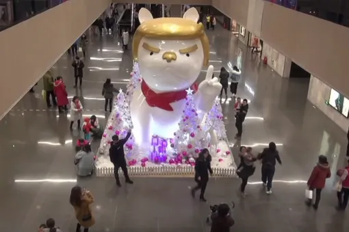 Гигантский пес с пышной шевелюрой перед торговым центром в Китае очень похож на Трампа