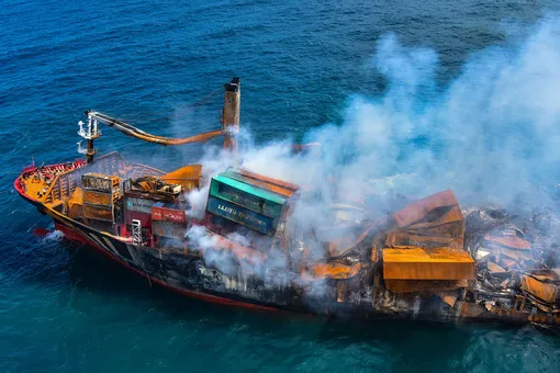 У берегов Шри-Ланки тонет грузовое судно с химикатами, которое горело почти две недели