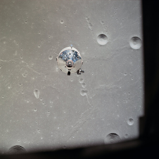 Корабль «Колумбия», сфотографированный из «Орла» сразу после разделения на фоне обратной стороны Луны.