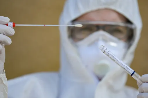 Московский врач сообщил о снижении агрессивности коронавируса. Но не все специалисты с ним согласны