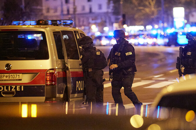 Власти Вены сообщили о гибели 3 человек в результате теракта. О причастности к нему заявили джихадисты