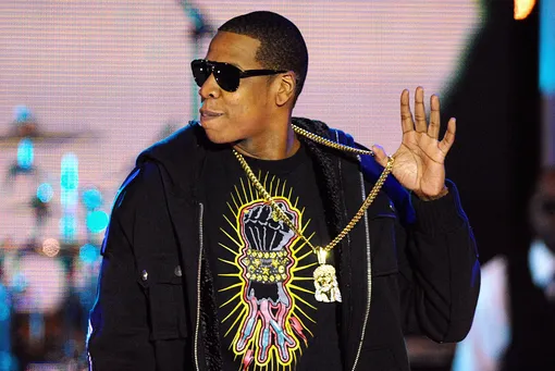 Jay-Z демонстрирует Jesus piece во время выступления на 106 & Park в Бруклине, 8 ноября 2007 года. Jay-Z performs on Jay-Z Takes «106 & Park» to Brooklyn at Steiner Studios on November 8, 2007 in Brooklyn, NY. (Photo by Rob Loud/Getty Images)
