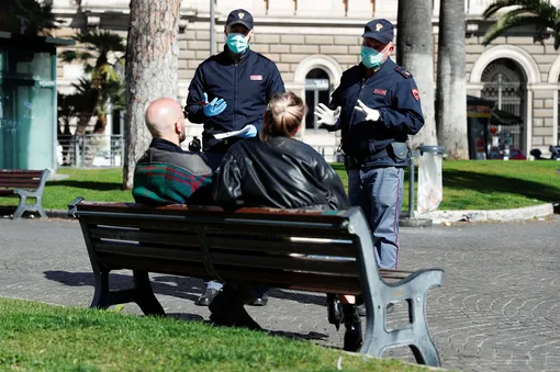 DATE IMPORTED:March 11, 2020Police officers talk with people on a street during the second day of an unprecedented lockdown across all of the country, imposed to slow the outbreak of coronavirus, in Rome, Italy March 11, 2020. REUTERS/Guglielmo Mangiapane