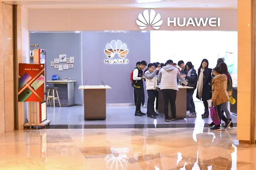 «Ущерб бренду»: Huawei урезала зарплату двум сотрудникам из-за новогоднего твита с iPhone