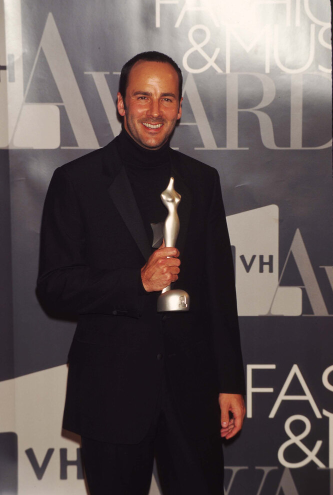 Том Форд получает награду VH1 Fashion and Music Awards в 1995 году за достижения в моде