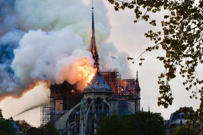 Пожар в соборе Парижской Богоматери: у здания обрушился шпиль