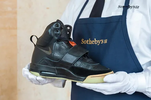 На аукционе Sotheby's продадут кроссовки Канье Уэста, в которых он пришел на «Грэмми» в 2008 году