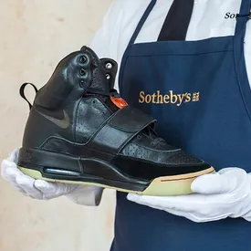 На аукционе Sotheby's продадут кроссовки Канье Уэста, в которых он пришел на «Грэмми» в 2008 году На аукционе Sotheby's продадут кроссовки Канье Уэста, в которых он пришел на «Грэмми» в 2008 году