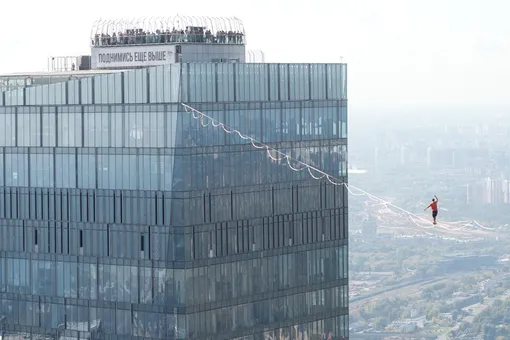 Экстремалы прошли по стропе между башнями Москва-Сити и установили новый мировой рекорд