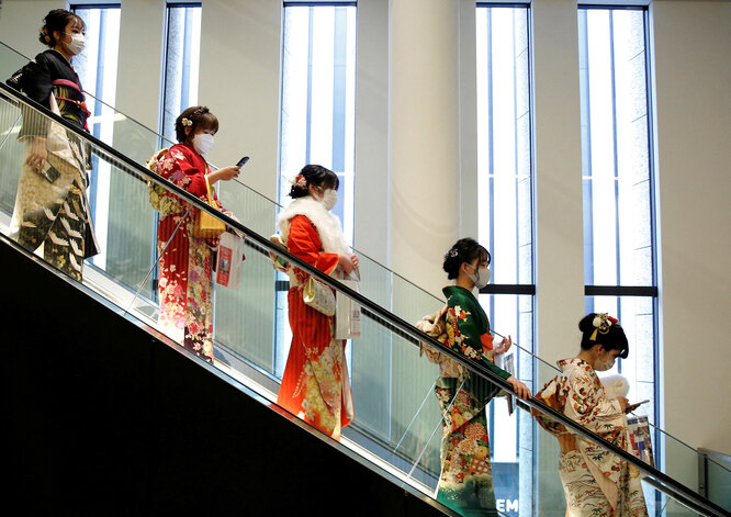 Девушки в кимоно готовятся отмечать День совершеннолетия, 10 января 2022 года