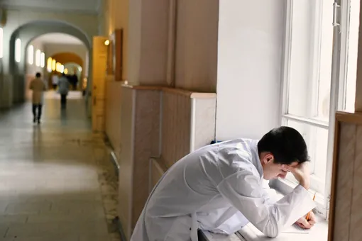 Главврача Боткинской больницы в Петербурге уволили после побега четырех людей из-под карантина по коронавирусу