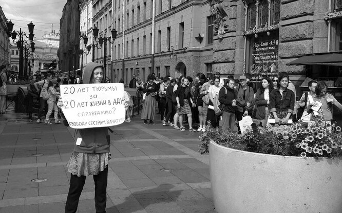 Женщина держит плакат с надписью: «20 лет тюрьмы за 20 лет жизни в аду — это правда? Свобода сестрам Хачатурянам», Санкт-Петербург, Россия, суббота, 22 июня 2019 года