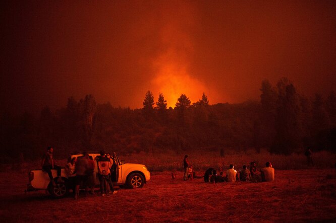 Молодежь и волонтеры собираются в открытом поле и ждут, чтобы помочь пожарным во время лесного пожара рядом с деревней Каматриадес, недалеко от Истиа, северная Эвия (Эвбея), 9 августа 2021 г.