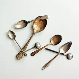 В Индии врачи извлекли из желудка пациента 29 ложек, 19 зубных щеток и две ручки В Индии врачи извлекли из желудка пациента 29 ложек, 19 зубных щеток и две ручки