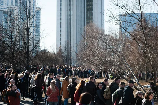 В Екатеринбурге протестующие против строительства храма выстроились живым кольцом вокруг сквера, где хотят построить собор