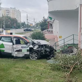 В Москве подростки угнали машину каршеринга и врезались в дом. Один из них погиб, трое пострадали В Москве подростки угнали машину каршеринга и врезались в дом. Один из них погиб, трое пострадали