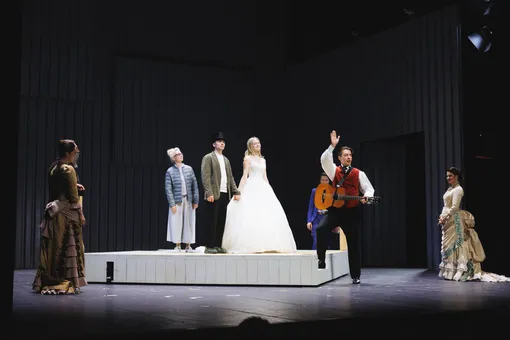 В Театре на Бронной показывают спектакль «Богатые невесты. Новый сезон». Это постановка о любви, деньгах и поиске счастья