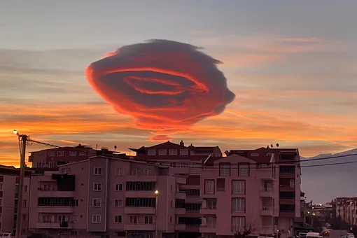 Над турецкой Бурсой появилось необычное облако, напоминающее НЛО