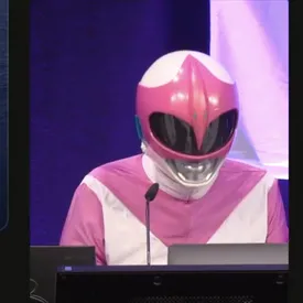 Хакерша в розовом костюме Power Rangers в прямом эфире удалила сайты знакомств для расистов