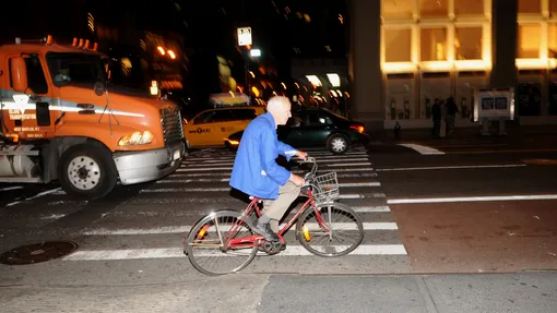 Билл Каннингем в Нью-Йорке в любимой синей куртке и на любимом виде транспорта