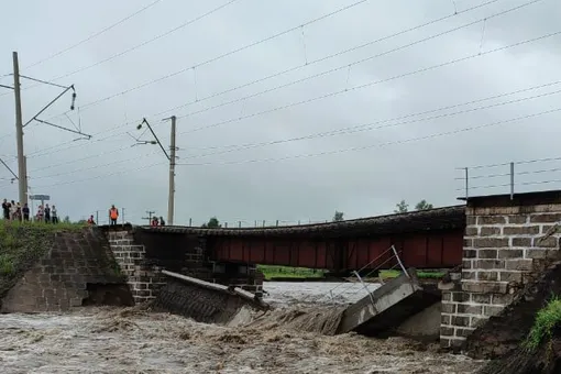 В Забайкалье из-за дождей обрушился мост на Транссибе. Движение поездов остановлено