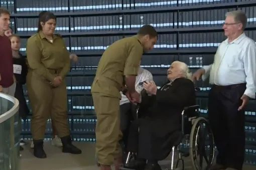 92-летняя жительница Греции впервые встретилась с семьей евреев, которых она спасла во время холокоста