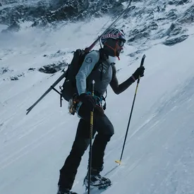 Польский альпинист впервые в истории спустился с Эвереста на лыжах без кислородных баллонов Польский альпинист впервые в истории спустился с Эвереста на лыжах без кислородных баллонов