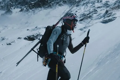Польский альпинист впервые в истории спустился с Эвереста на лыжах без кислородных баллонов Польский альпинист впервые в истории спустился с Эвереста на лыжах без кислородных баллонов