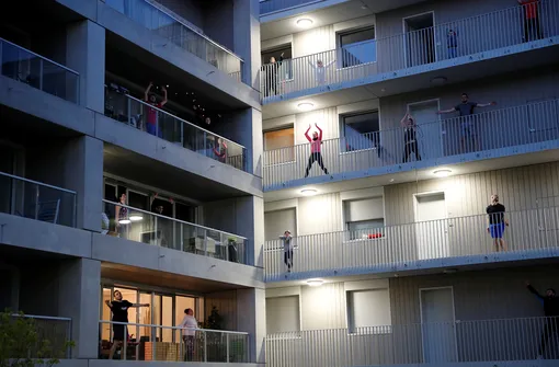 Групповая тренировка на балконах в Нанте, Франция.