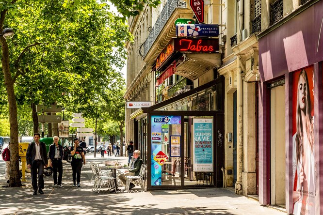Во Франции введут штрафы за открытые двери при включенном кондиционере и запретят световую рекламу по ночам