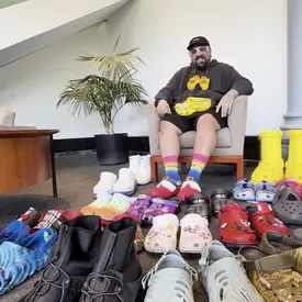 Американец собрал коллекцию Crocs, состоящую из 3,5 тысячи пар. Это мировой рекорд