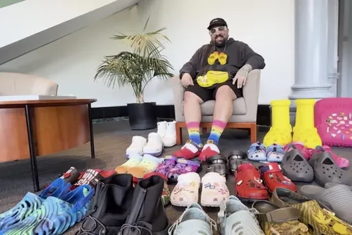 Американец собрал коллекцию Crocs, состоящую из 3,5 тысячи пар. Это мировой рекорд Американец собрал коллекцию Crocs, состоящую из 3,5 тысячи пар. Это мировой рекорд