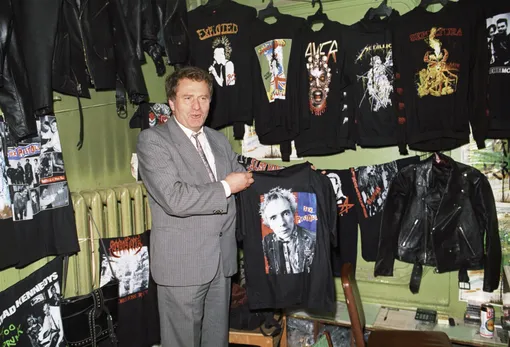 Депутат Госдумы и лидер ЛДПР Владимир Жириновский демонстрирует товары в «Рок-магазине», открытом по инициативе его партии. 1993