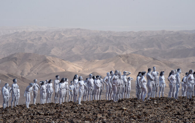 Сотни активистов покрыли себя белой краской, символизирующей соляные столпы, и провели фотосессию у берегов Мертвого моря.