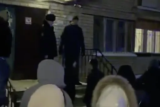 В Костроме задержали двоих подозреваемых в убийстве пятилетней девочки. Жители города устроили сход и потребовали выдать задержанных для самосуда