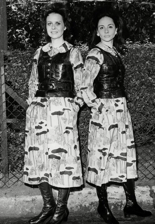 Маргерит Литтман и Памела Колин на благотворительной ярмарке, 1970 L-r: Marguerite Littman And Pamela Lady Harlech At A Charity Fair In Chester Square. Box 735 803031723 A.jpg.9 Jun 1970КРЕДИТ